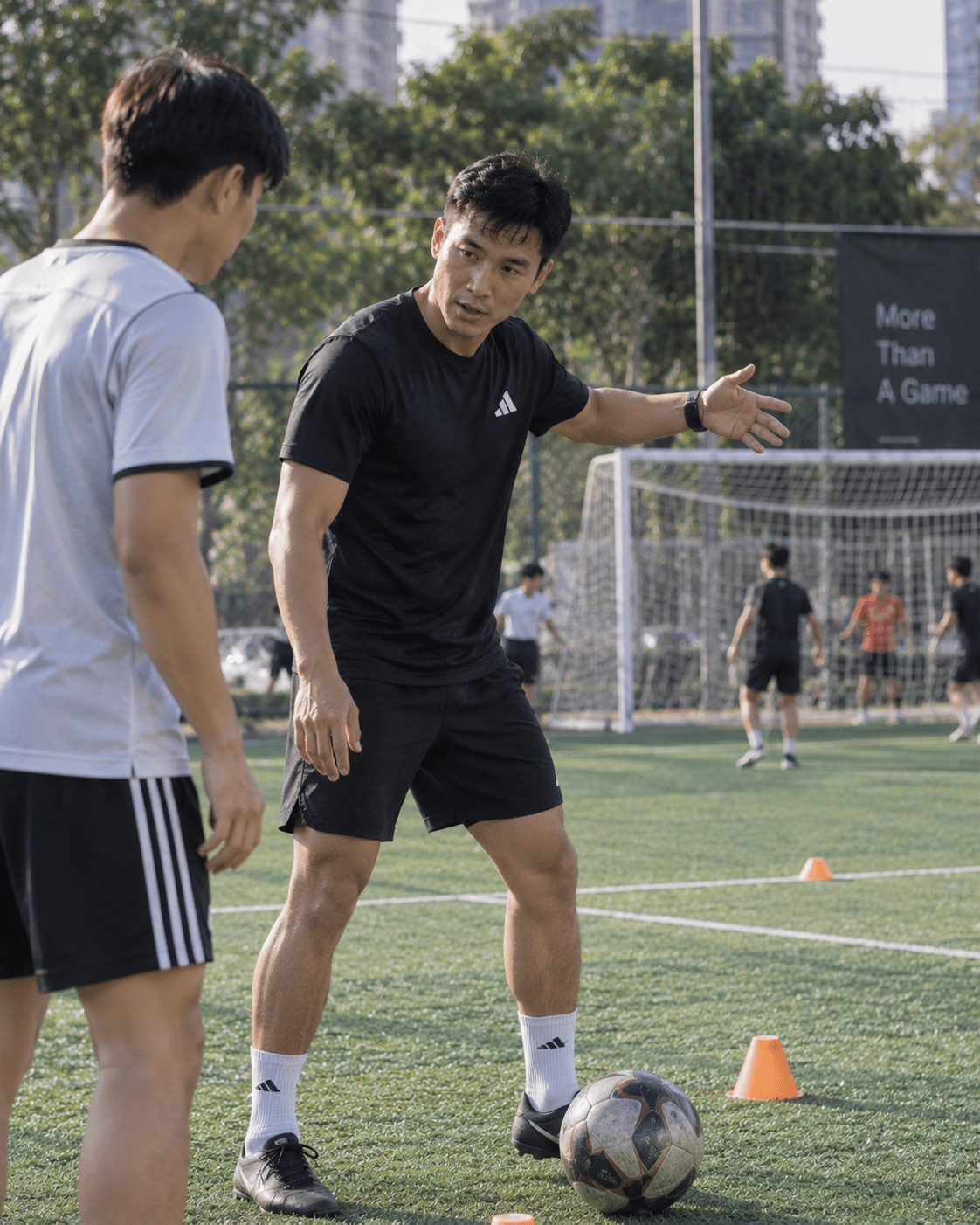 Huấn luyện viên đang hướng dẫn